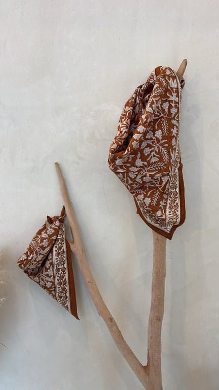 Grand foulard à motifs - photo 8