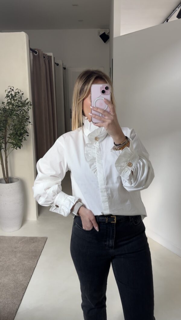 Blouse blanche col montant et volant – Image 2