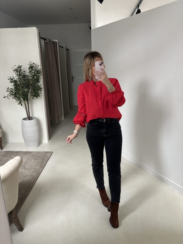 Blouse rouge avec détails dentelles