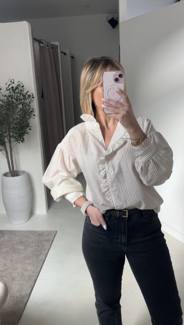 Blouse écrue à rayures camel – Image 2