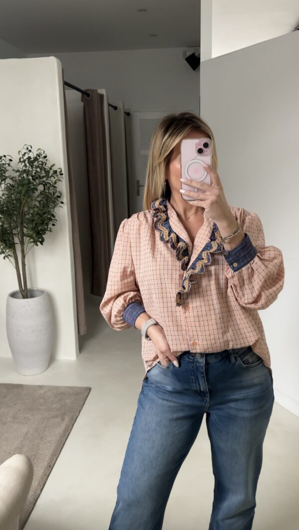 Blouse violette à carreaux orange et bleu et détails volants – Image 2