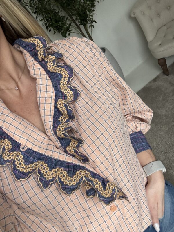 Blouse violette à carreaux orange et bleu et détails volants – Image 3