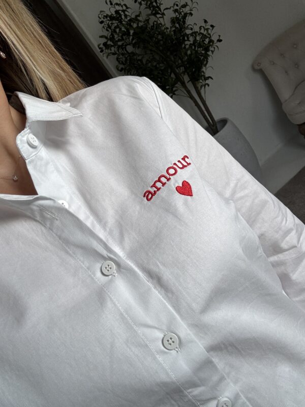 Chemisier blanc brodé "amour" – Image 2