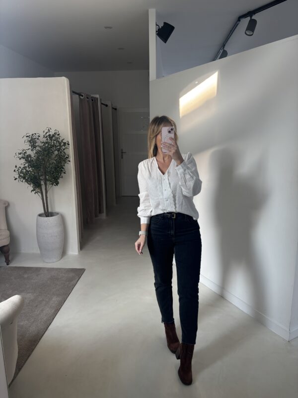 Blouse blanche détails rayures ouvertes et volants brodés