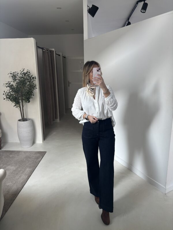 Blouse blanche détails broderies ouvertes aux manches