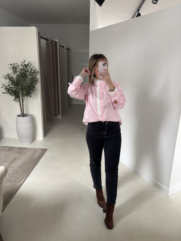 Blouse rose et détail dentelle