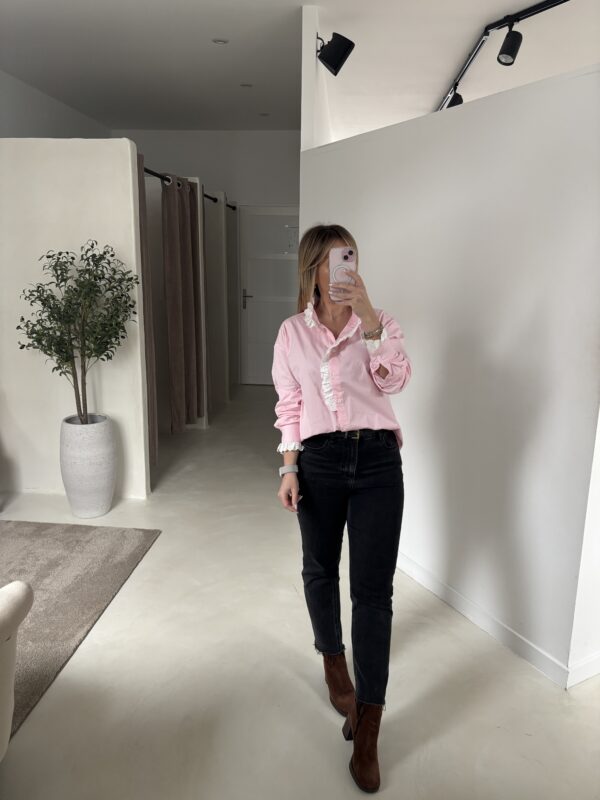 Blouse rose et détail dentelle – Image 2