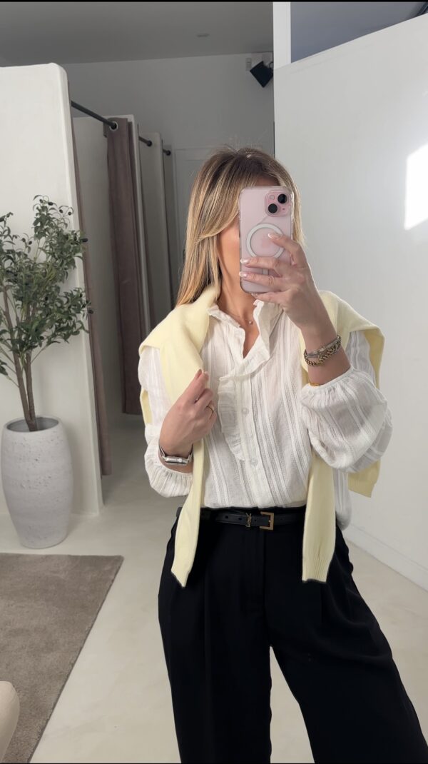 Blouse Blanche avec Broderie et Volants au Col – Image 2