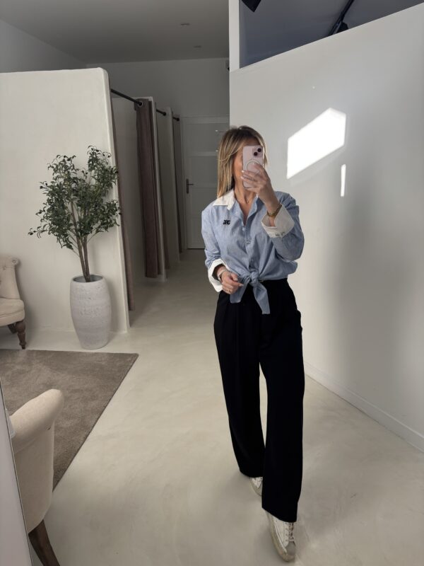Chemise bleu détail col blanc et noeud sur le devant