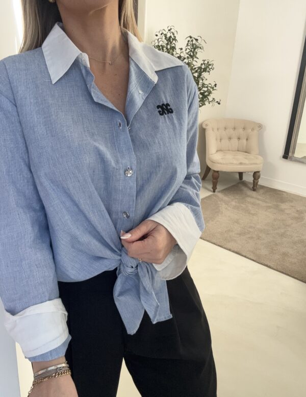 Chemise bleu détail col blanc et noeud sur le devant – Image 2