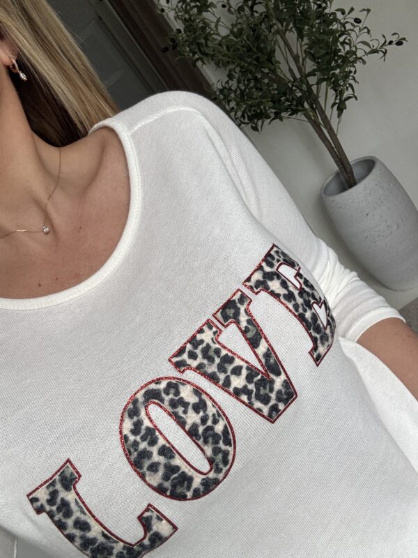Pull fin blanc "love" léopard – Image 2