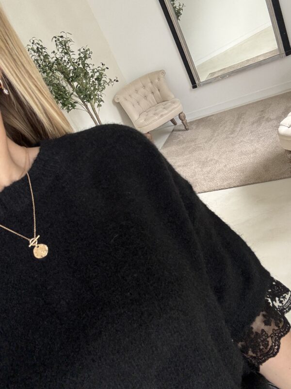 Pull noir manches courtes détail dentelle – Image 2