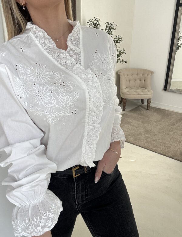 Blouse blanche détail dentelle – Image 2