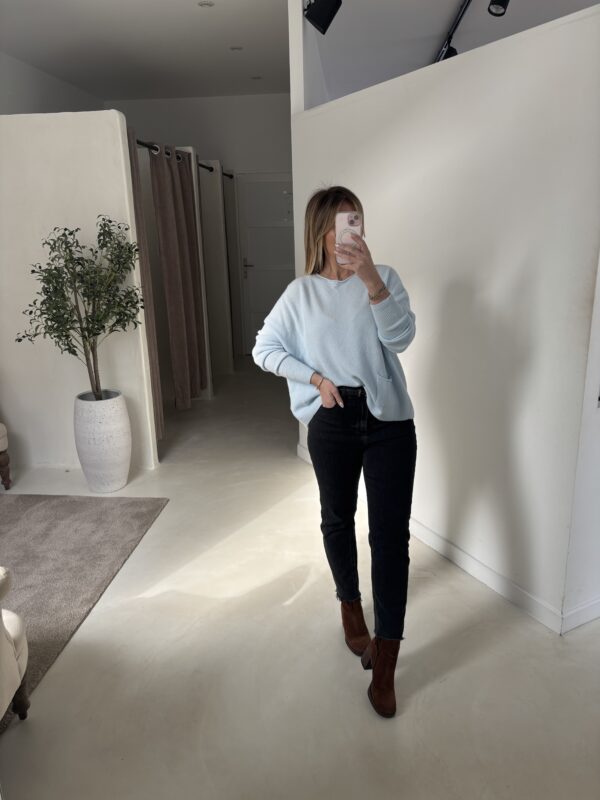 Pull bleu ciel col rond avec poches
