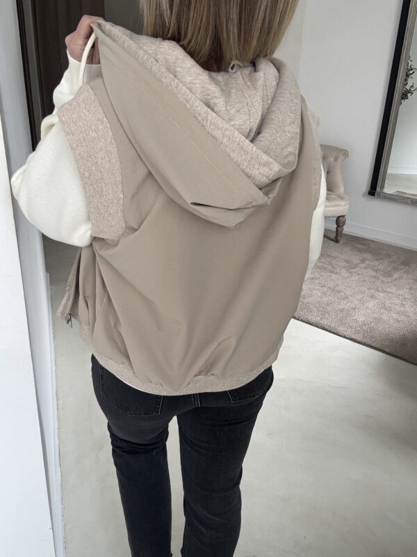 Cardigan sans manches avec capuche et détails contrastants – Image 3