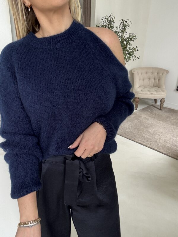 Pull Bleu Marine à Épaule Dénudée – Image 2