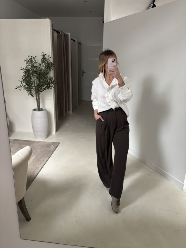 Pantalon fluide et large marron ceinturé