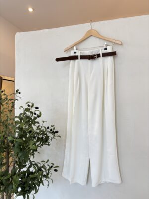 Pantalon fluide et large blanc ceinturé