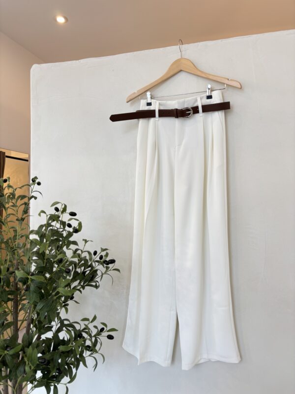 Pantalon fluide et large blanc ceinturé
