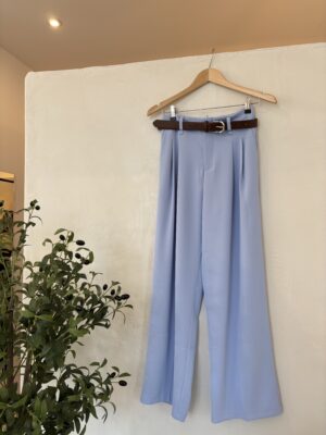 Pantalon fluide et large bleu ciel ceinturé