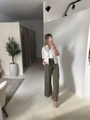 Veste satinée beige manches courtes avec fermeture éclair