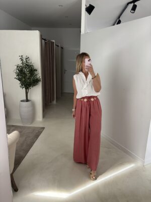 Blouse sans manches, détails coutures et col volants