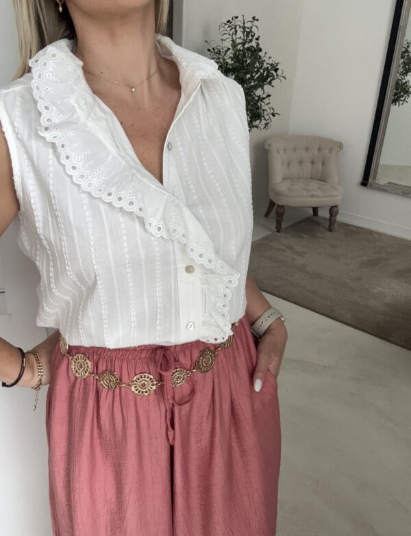 Blouse sans manches, détails coutures et col volants – Image 2