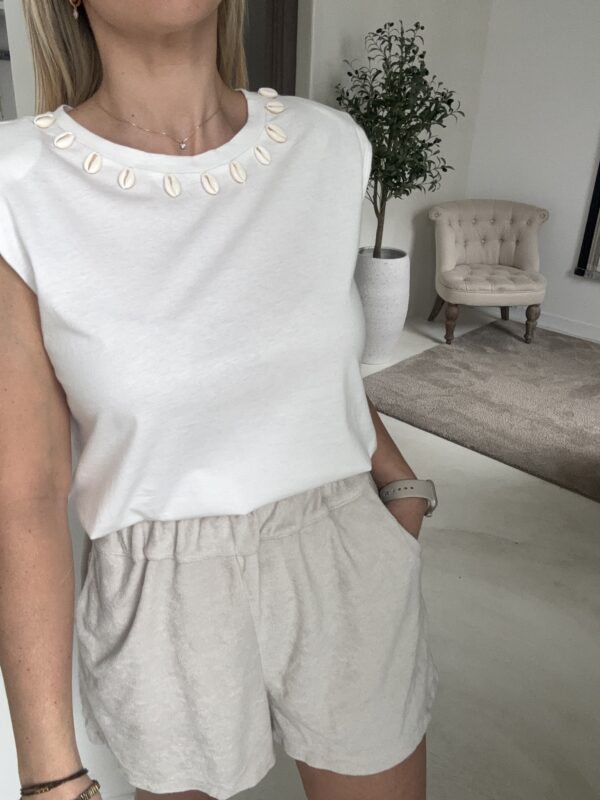 T-Shirt blanc à épaulettes et détails coquillages – Image 2