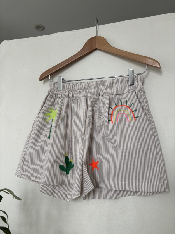 Short à rayures beige et broderies colorées – Image 2
