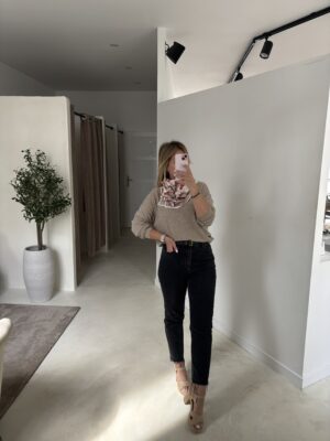 Pull marron clair à col rond et coutures subtiles
