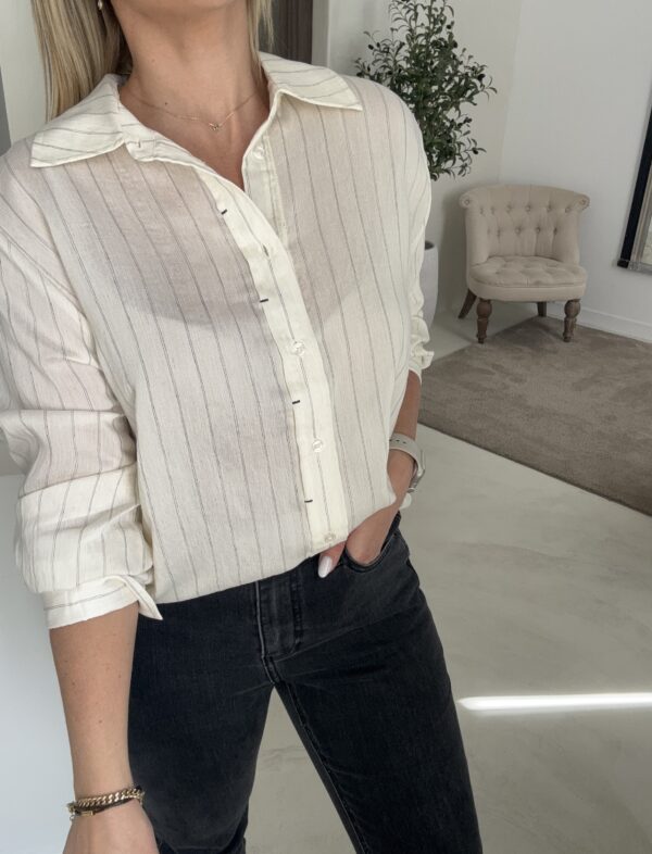 Chemise à rayures écrue, coupe droite, détails de couture – Image 2