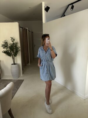 Robe chemise en jean ceinturée