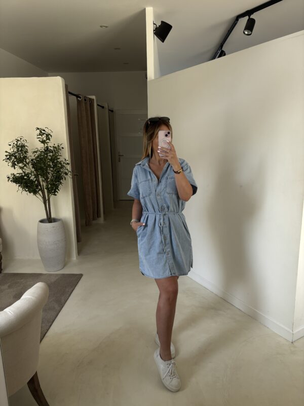 Robe chemise en jean ceinturée