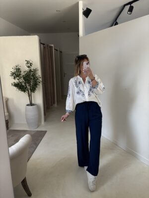 Blouse blanche col V détails broderies bleues
