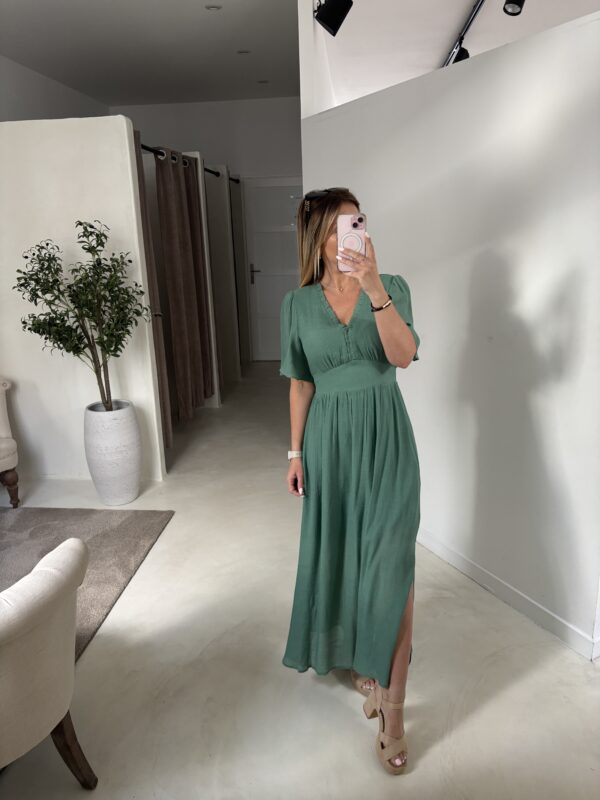 Robe longue col V verte à fentes sur les côtés