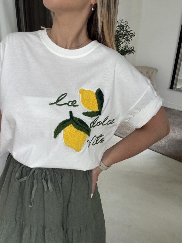 T-shirt blanc avec broderies citron « la dolce vita » – Image 2