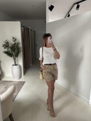 T-shirt fluide blanc boutonné dans le dos