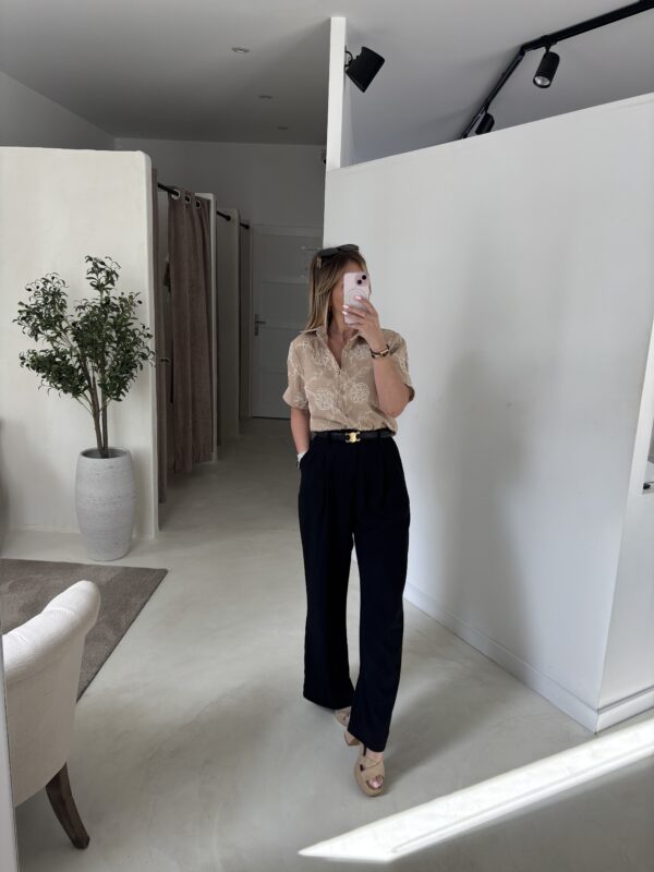 Chemise manches courtes beige foncée avec broderies écrues