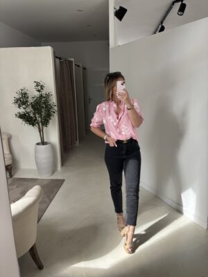 Blouse rose à broderies fleuries