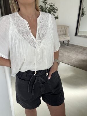 Short taille haute avec finition teintée gris