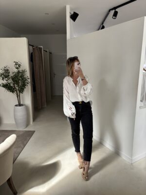 Blouse blanche ajourée aux manches
