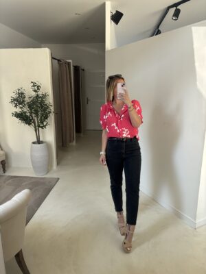 Blouse framboise à broderies fleuries