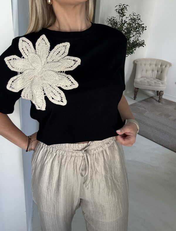 T-shirt noir à broderie fleur beige – Image 2