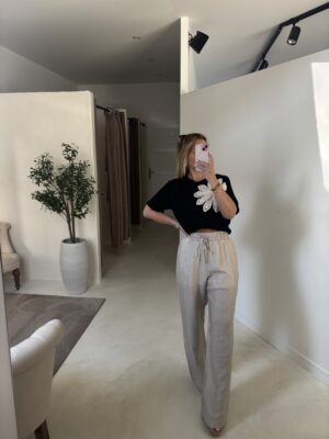 T-shirt noir à broderie fleur beige