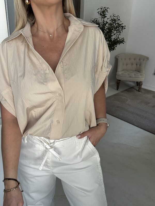 Chemise sans manches avec taille élastiquée beige – Image 2