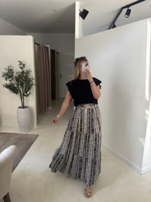 T-shirt noir avec manches en dentelle