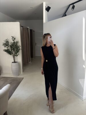 Robe longue noire détail bijou doré