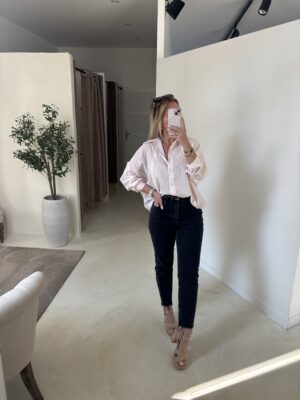 Chemise rose pâle avec de subtiles coutures détaillées