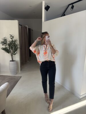 Blouse beige détails broderies colorées
