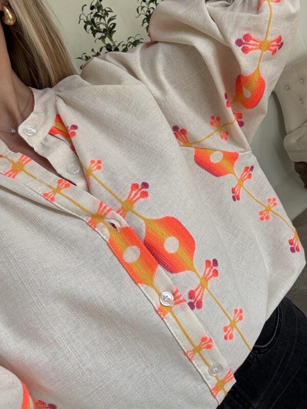 Blouse beige détails broderies colorées – Image 2